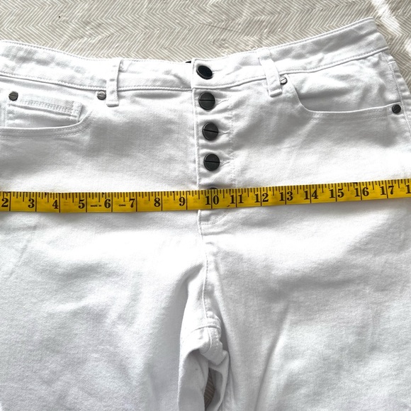 Kenneth Cole NY Jeans White Size US10 button front, 5 pocket Jeans. - Picture 9 of 12